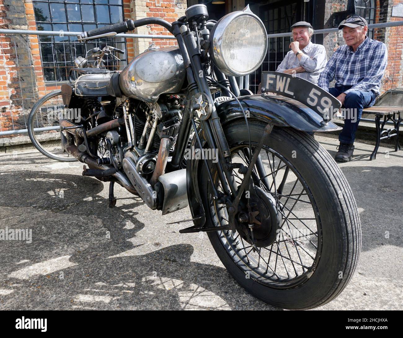 les hommes plus âgés admirent la moto vintage de qualité supérieure Banque D'Images
