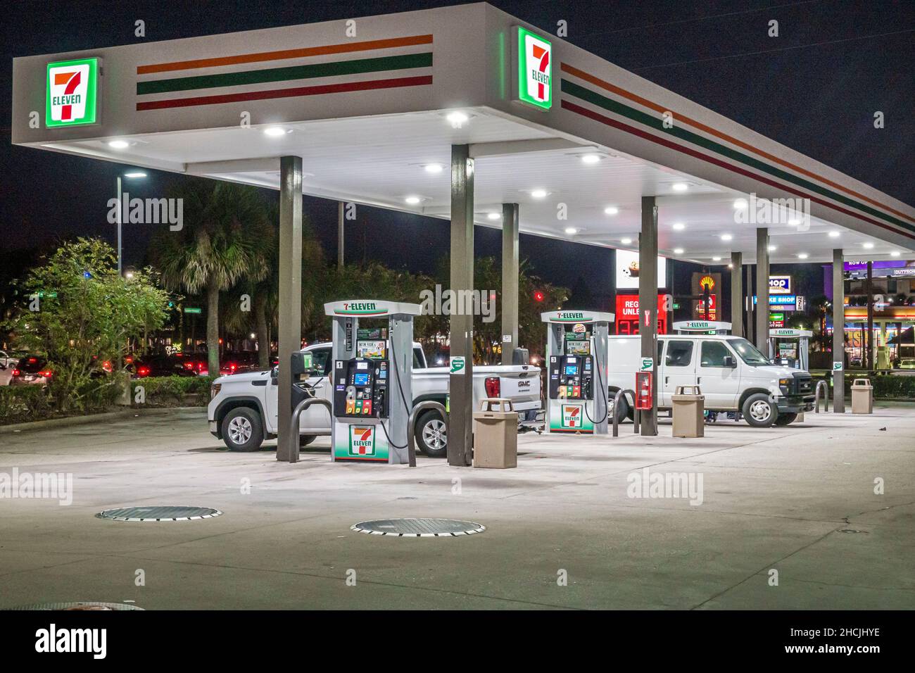 Orlando Floride Sud Apopka Vineland Road nuit 7 Eleven station-service pompes couvertes véhicules Banque D'Images