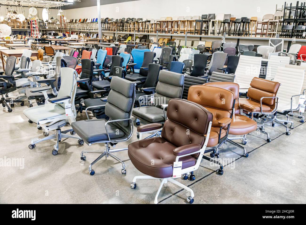 Vero Beach Florida Outlets magasin d'usine magasins d'usine magasins d'usine Design à portée de main meubles à l'intérieur de la salle d'exposition exposition exposition vente chaises de bureau Banque D'Images