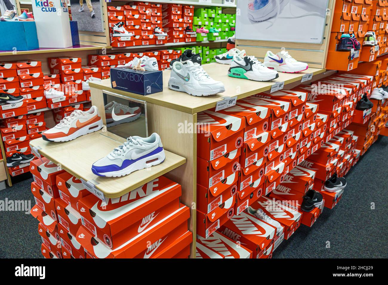 Vero Beach Florida Outlets Outlet Mall magasin d'usine magasins shopping  rack Room Shoes intérieur exposition solde Nike Athletic Photo Stock - Alamy
