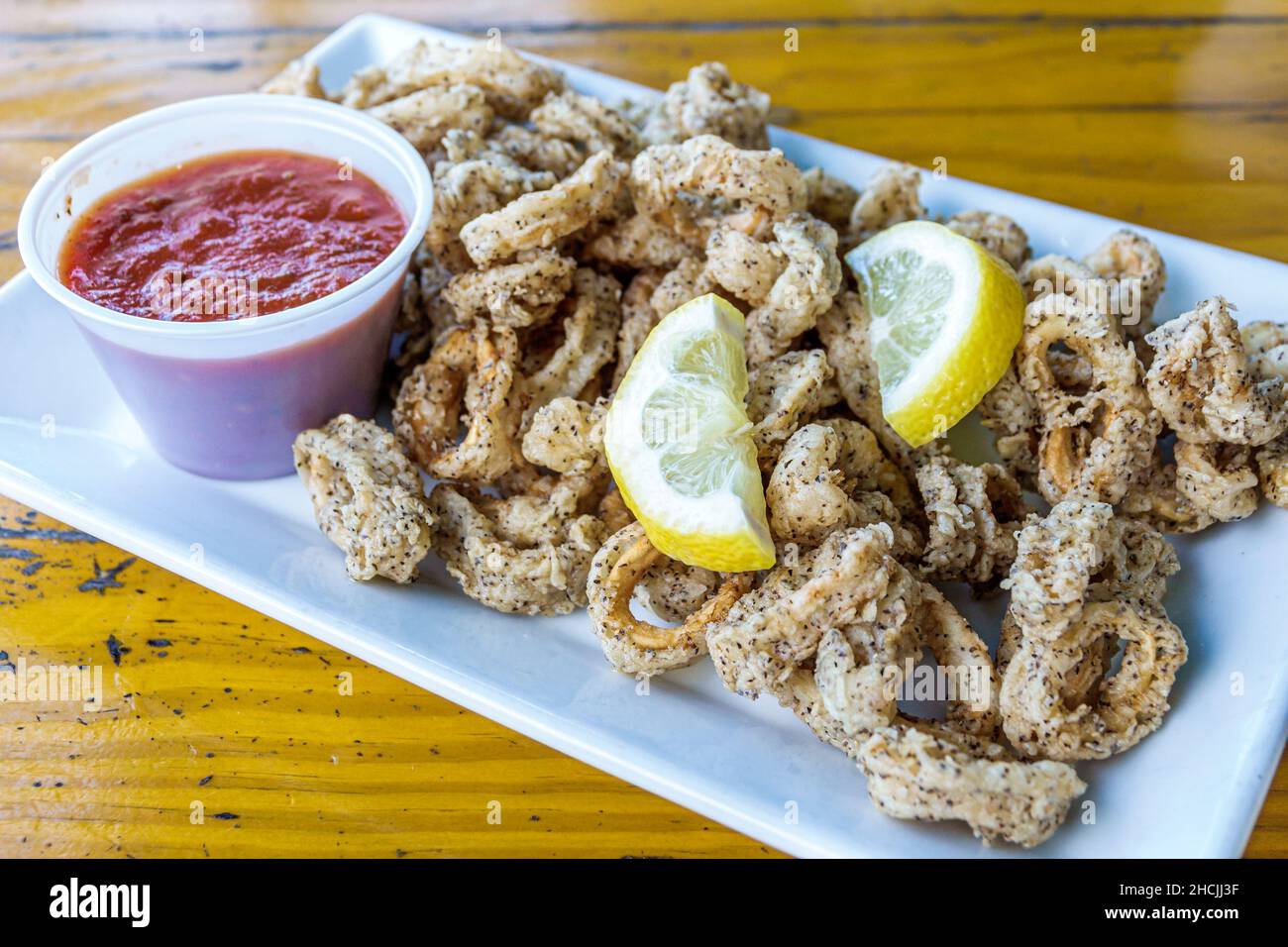 Fort ft. Pierce Florida The Inlet Grill, restaurant de fruits de mer, frises de palourdes frites, sauce citron Banque D'Images