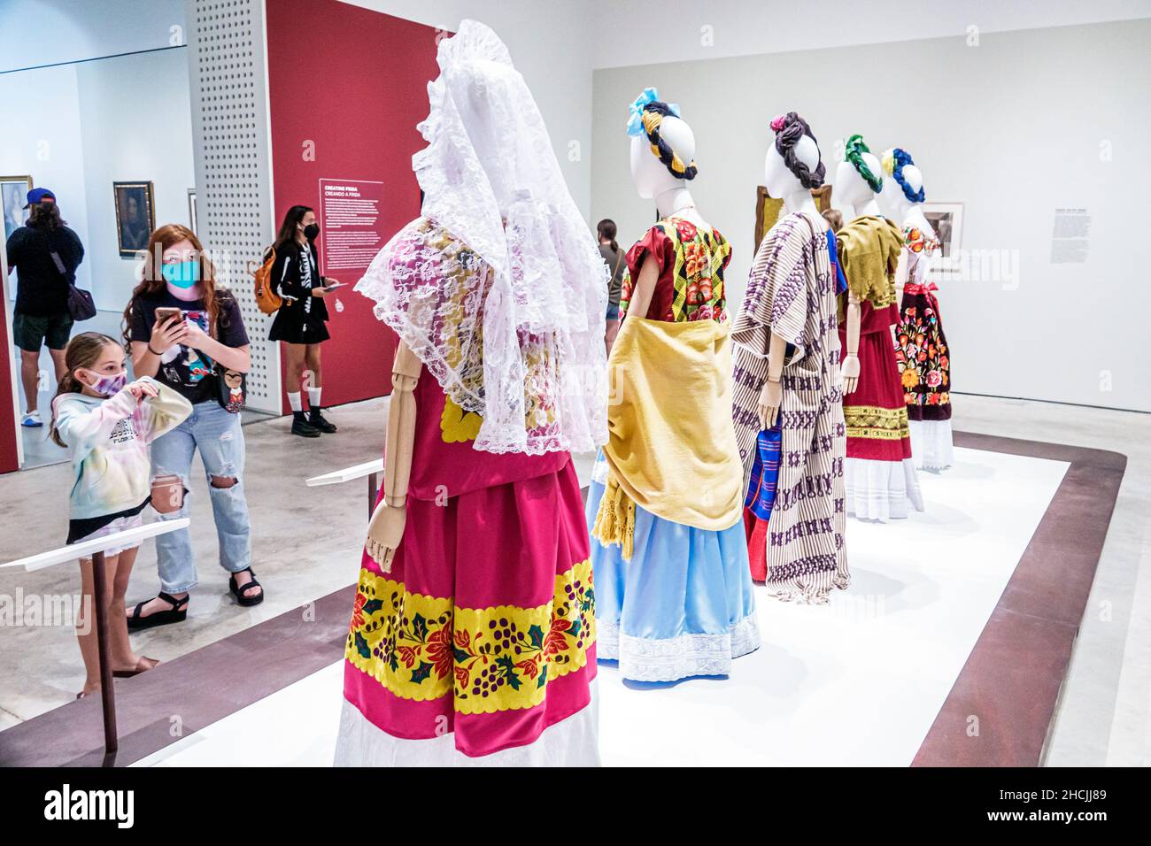 Frida kahlo exposition vêtements robe robes Banque de photographies et d'images  à haute résolution - Alamy