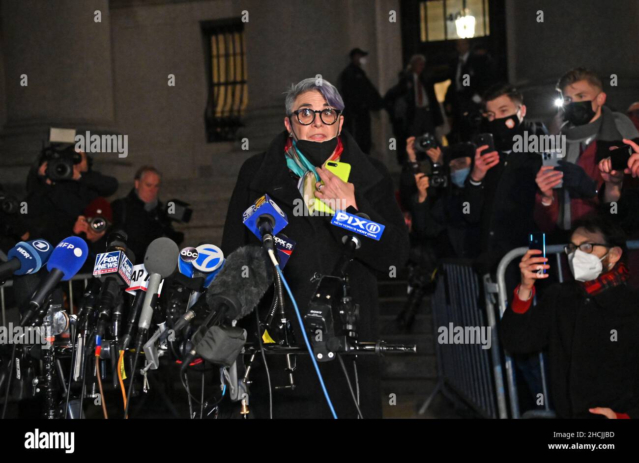 New York, États-Unis.29th décembre 2021.Le procureur de Gislaine Maxwel Bobbi Sternheim quitte le tribunal fédéral de Manhattan le mercredi 29 décembre 2021 à New York.Mme Maxwell, la socialite britannique a été condamnée mercredi pour cinq des six chefs d'accusation d'avoir maltraité sexuellement des adolescentes par le multimillionnaire américain Jeffrey Epstein.Photo de Louis Lanzano/ Credit: UPI/Alay Live News Banque D'Images