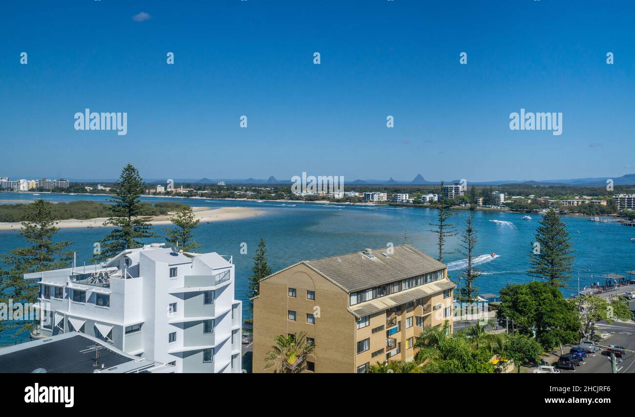 Vue sur le passage Pumicestone, la banlieue côtière de Golden Beach et la pointe nord de l'île Bribie avec Grass House Mountains en arrière-plan Banque D'Images