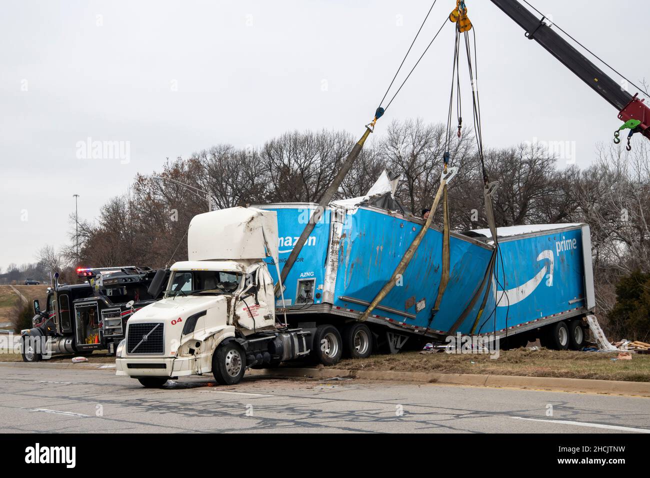 Kansas City, Kansas.Le camion qui tirait la remorque Amazon Prime pleine de  nourriture pour chiens est sorti de la rampe d'accès à l'autoroute et a  basculé sur la chaussée.Chariot de remorquage avec