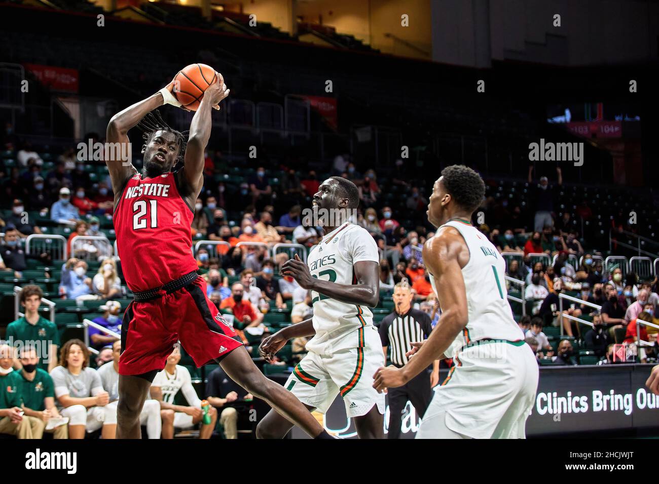 Coral Gables, Floride, États-Unis.29th décembre 2021.21 Ebenezer Dowuona pendant le basketball masculin entre Miami Hurricanes vs NC State au centre Watsco.Credit: Yaroslav Sabitov/YES Market Media/Alay Live News Banque D'Images