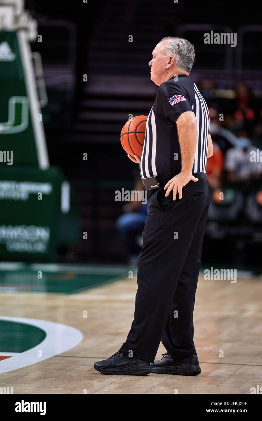 Coral Gables, Floride, États-Unis.29th décembre 2021.Arbitre pendant le basketball masculin entre les ouragans de Miami et l'État de Caroline du Nord au centre Watsco.Credit: Yaroslav Sabitov/YES Market Media/Alay Live News Banque D'Images