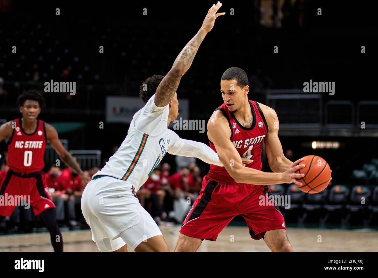 Coral Gables, Floride, États-Unis.29th décembre 2021.4 Jericole Hellems pendant le basketball masculin entre Miami Hurricanes vs NC State au centre Watsco.Credit: Yaroslav Sabitov/YES Market Media/Alay Live News Banque D'Images