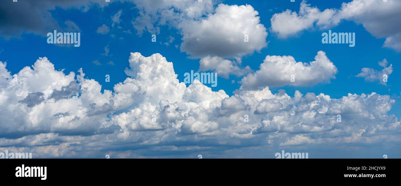 Photo panoramique d'arrière-plan naturel avec nuages blancs sur ciel bleu Banque D'Images