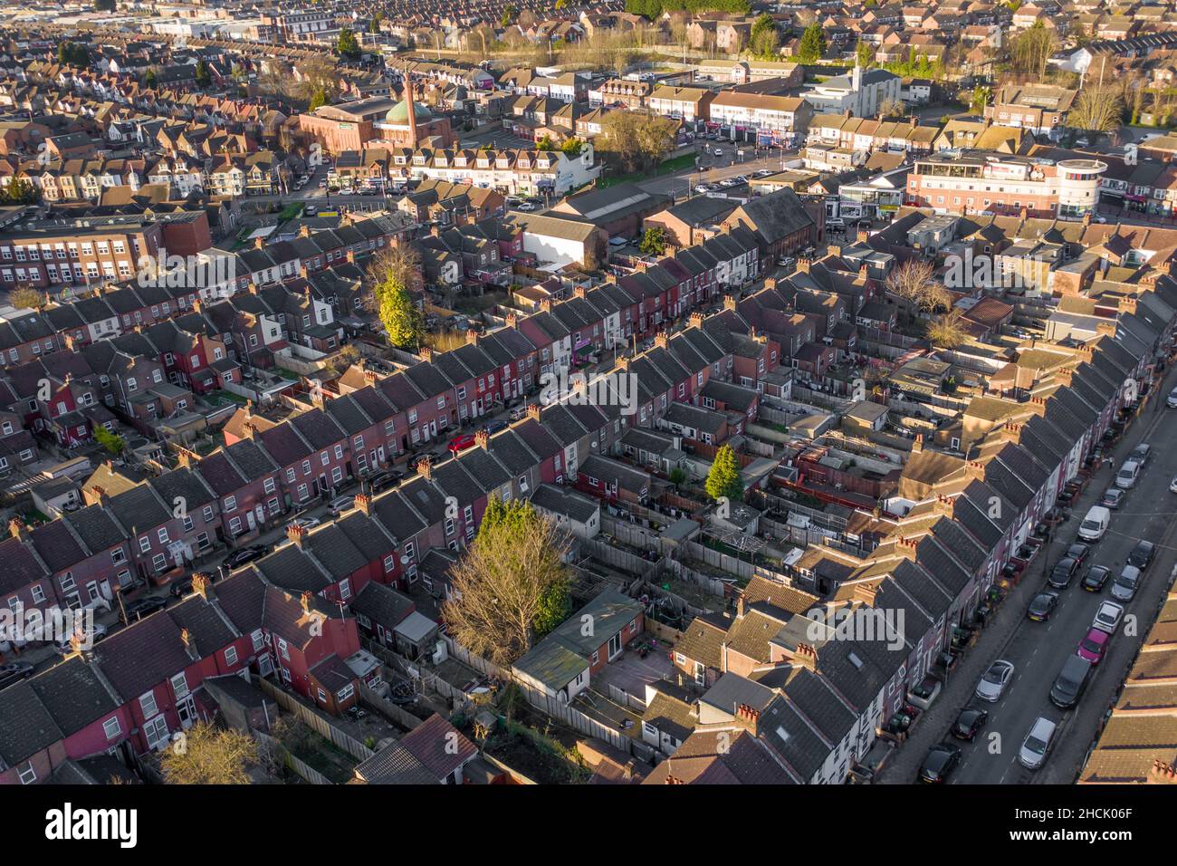 Vue aérienne du logement en terrasse à Luton au coucher du soleil Banque D'Images