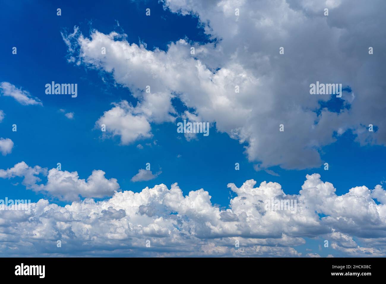 Cumulus nuages ciel bleu clair comme fond naturel Banque D'Images