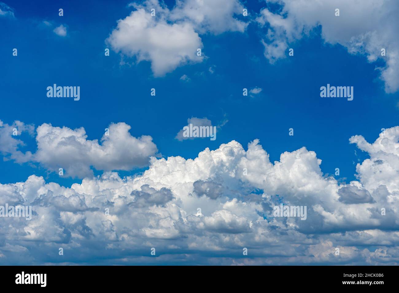 Cumulus nuages ciel bleu clair comme fond naturel Banque D'Images