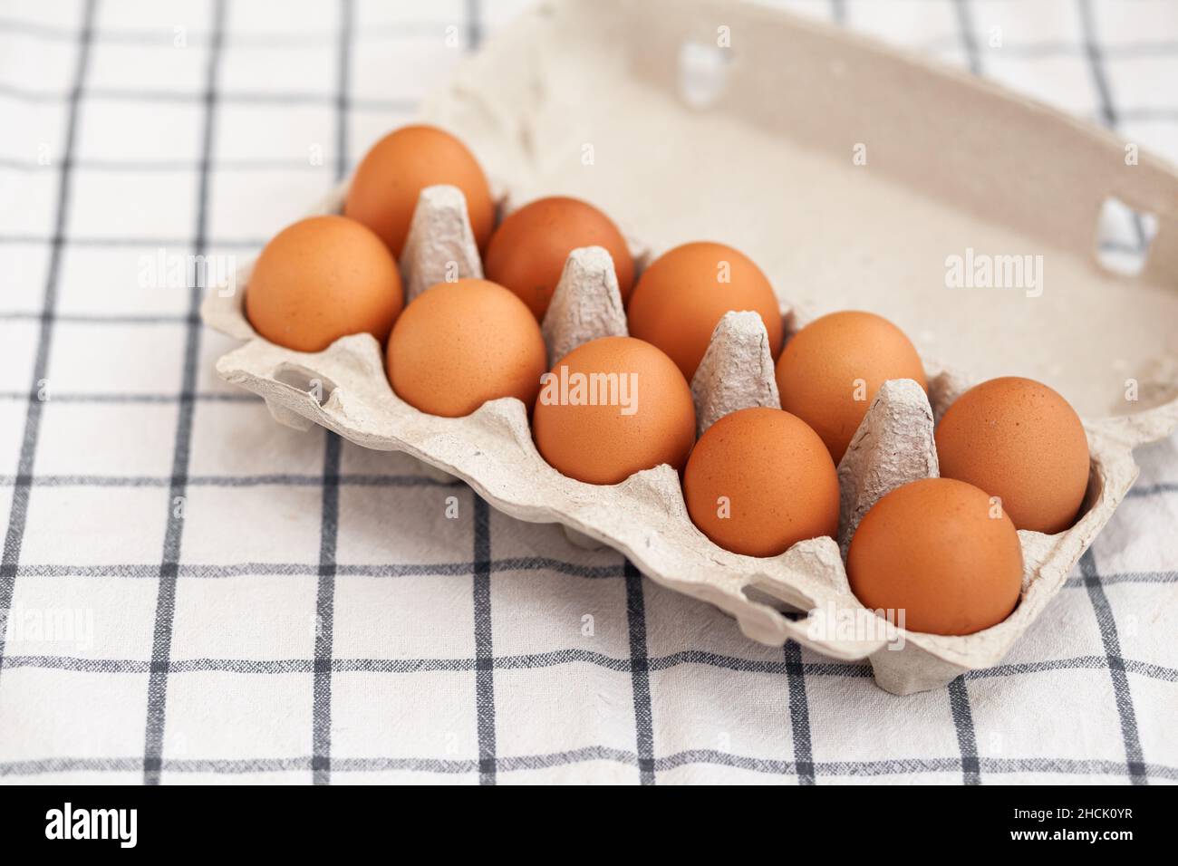 Quelques oeufs bruns parmi les cellules d'un grand sac en carton, un oeuf de poulet comme un produit nutritif précieux, un plateau pour transporter et stocker l'oeuf fragile Banque D'Images