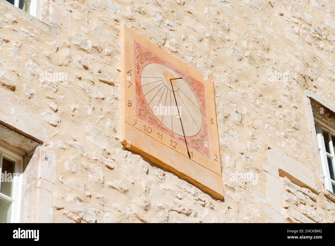 cadran solaire antique gravé sur une façade en pierre Banque D'Images