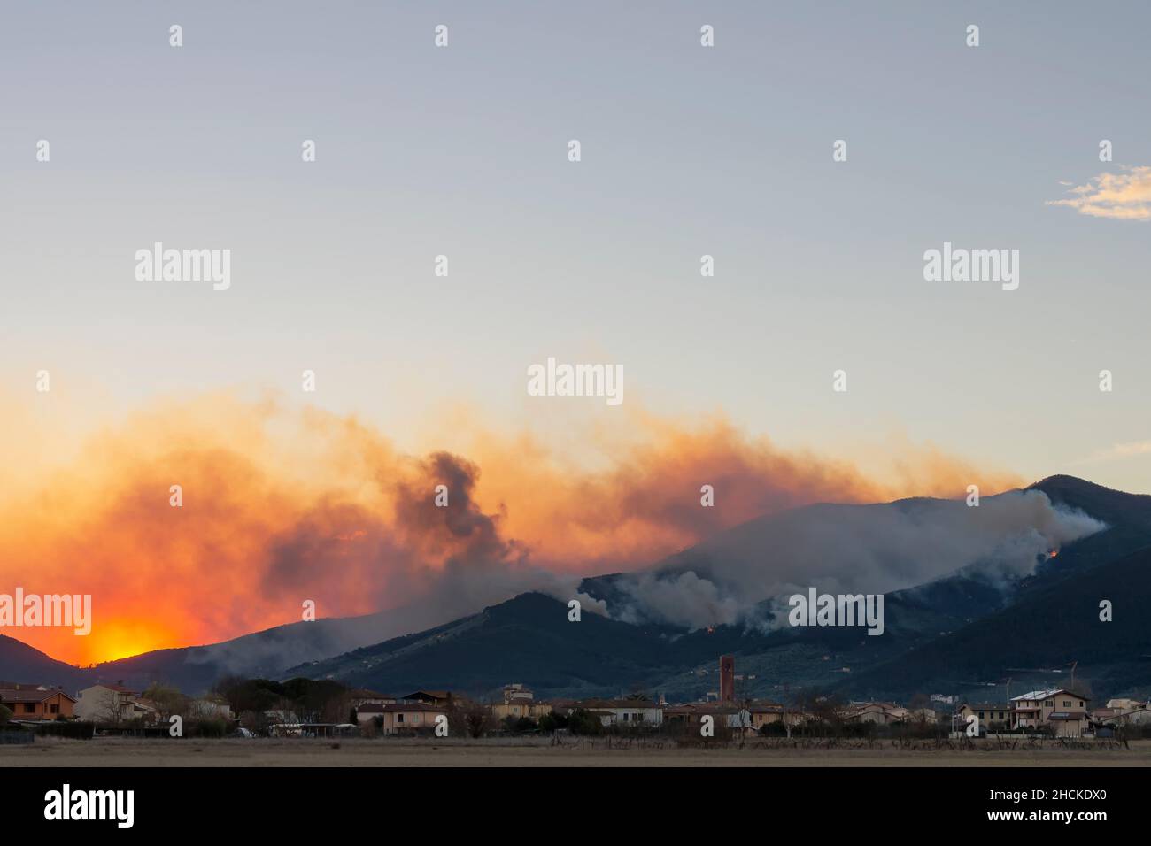 Vue panoramique d'un vaste feu sur Monte Pisano près de Bientina, Italie, au coucher du soleil Banque D'Images