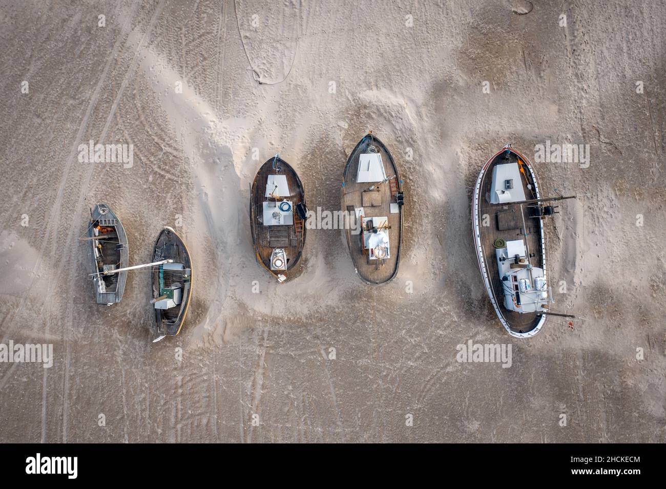 Des bateaux de pêche ont tiré à terre sur Thorup Strand au Danemark Banque D'Images