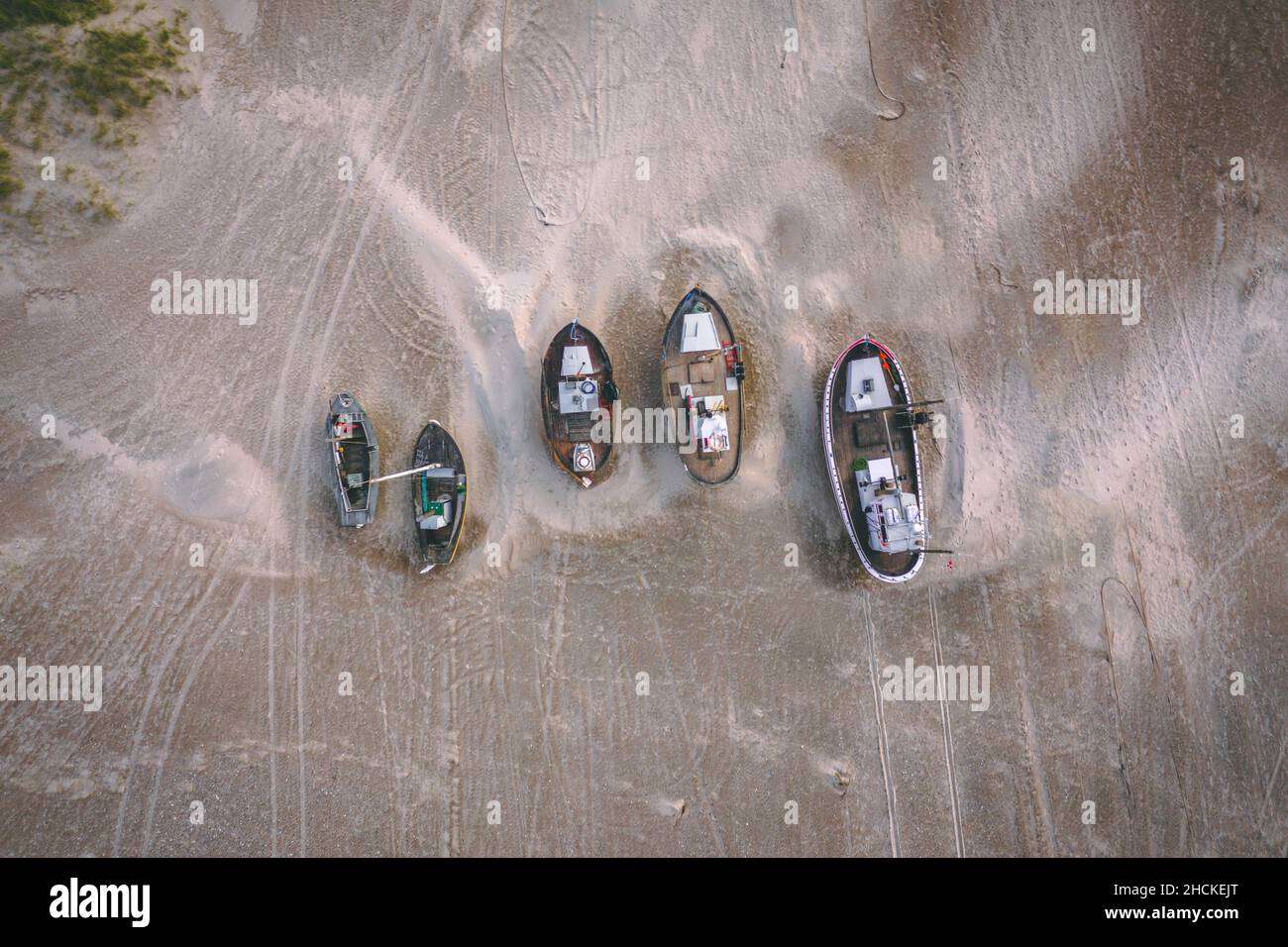 Des bateaux de pêche ont tiré à terre sur Thorup Strand au Danemark Banque D'Images