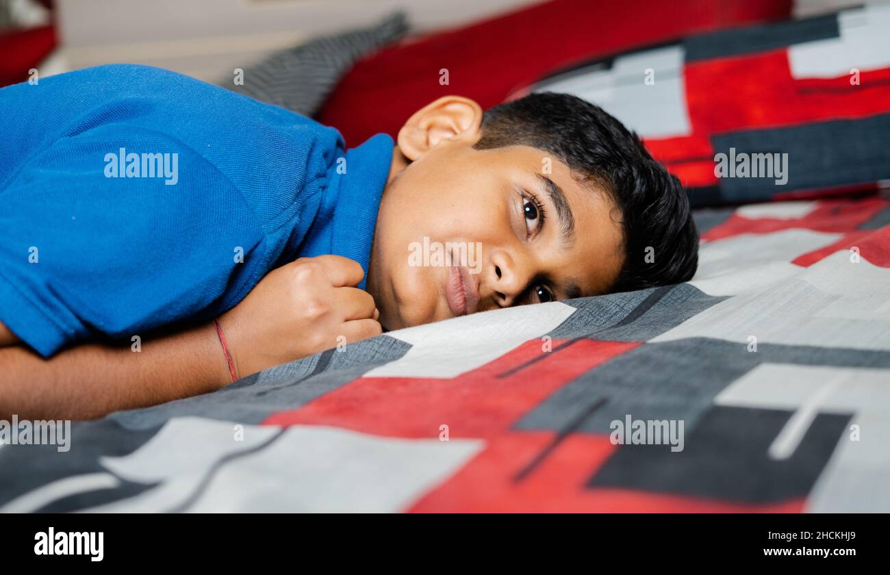 Pleurs en colère enfant au lit avec des larmes concept de santé mentale des enfants, autisme