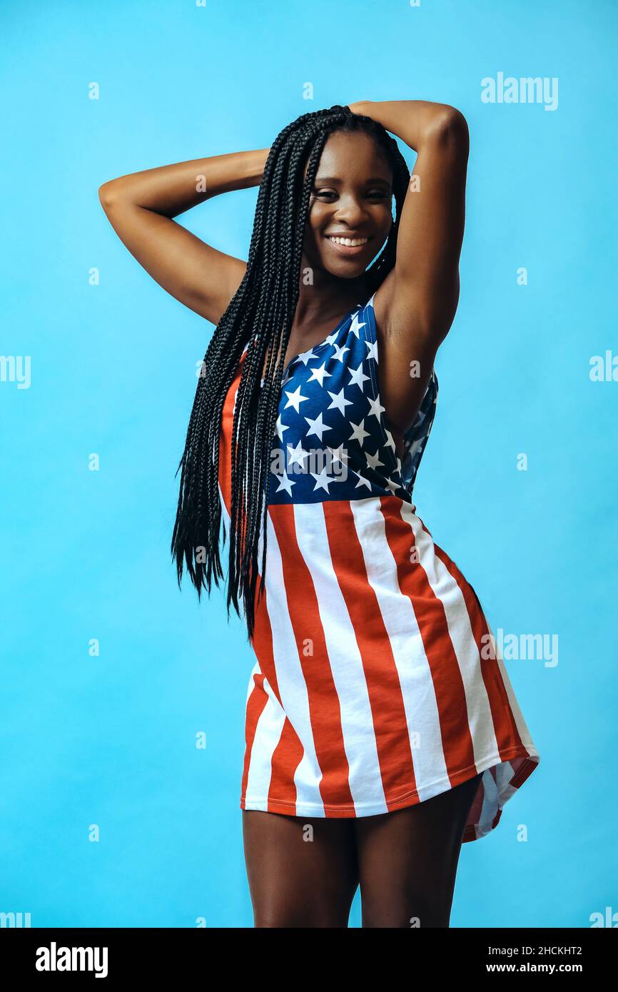 modèle afro-américain aux états-unis robe drapeau sur fond bleu Banque D'Images