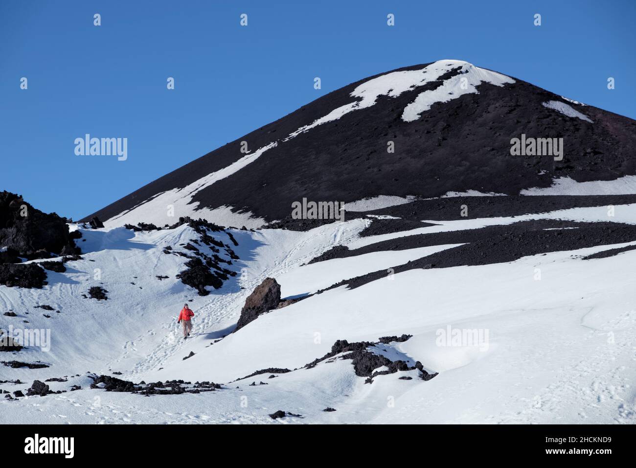 Hiver activités de plein air en Sicile un randonneur randonnée hors-piste dans la neige sur un cratère dans le parc Etna, Sicile Banque D'Images
