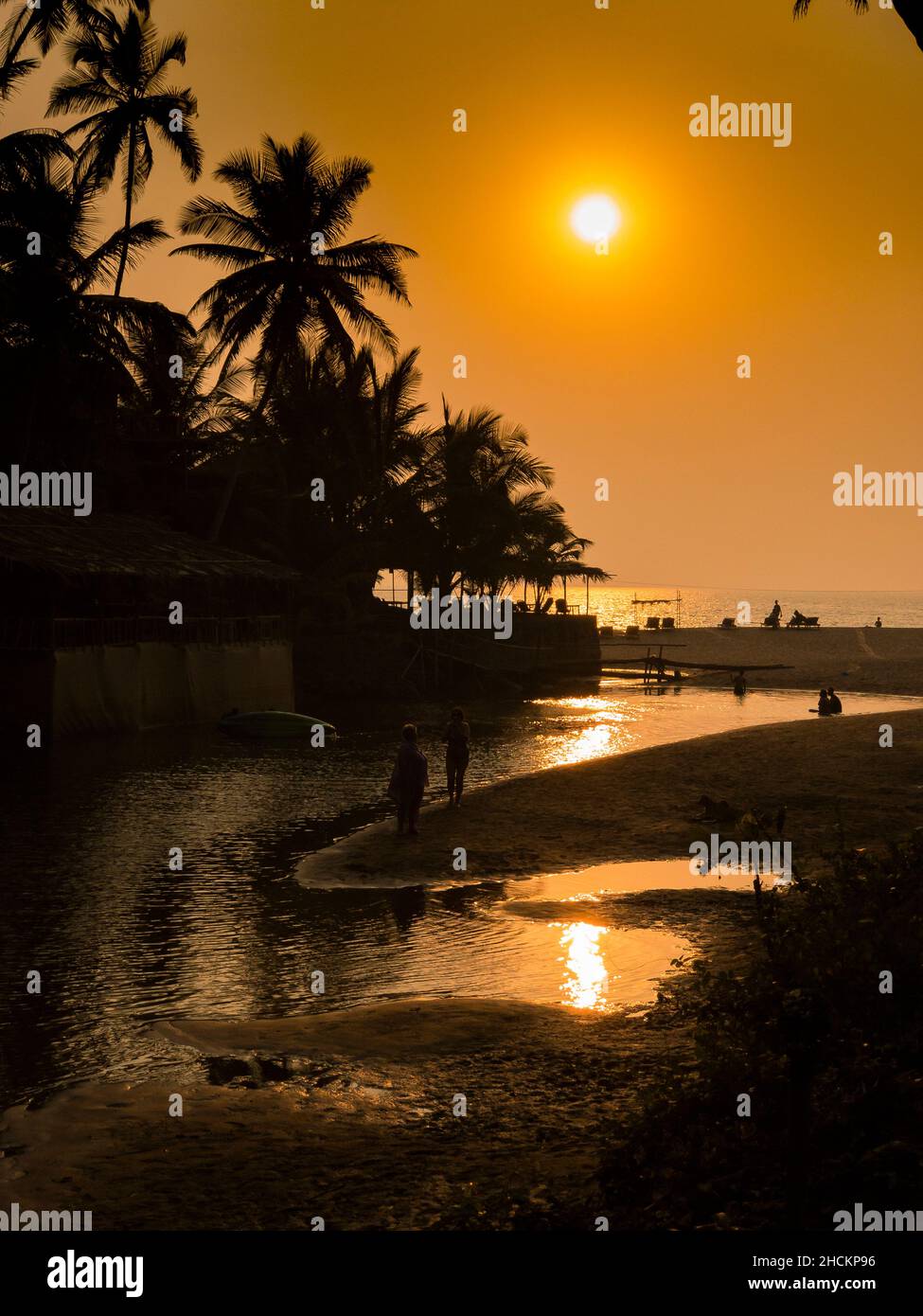 Coucher de soleil sur l'océan Indien au large de la plage de Cola à Goa. Banque D'Images