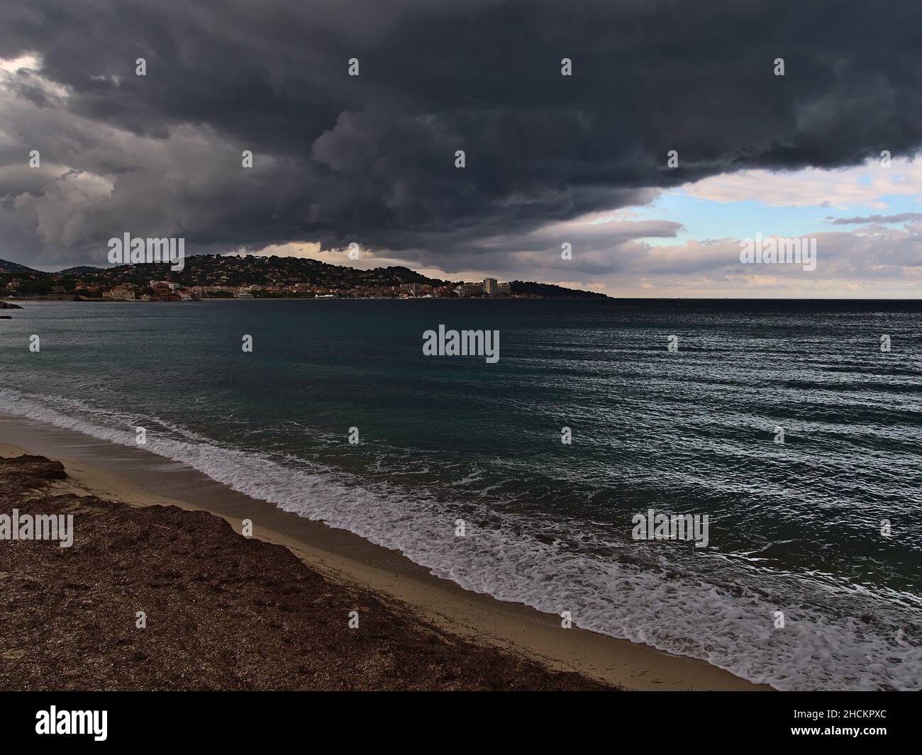 Vue sur la rive nord du golfe de Saint-Tropez sur la côte méditerranéenne le jour de tempête en automne avec la ville de Sainte-Maxime sur la Côte d'Azur. Banque D'Images