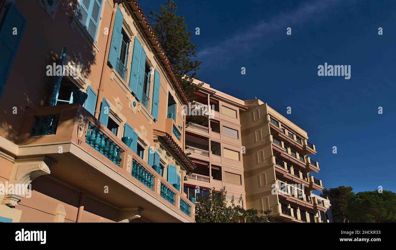 Vue à angle bas des immeubles résidentiels situés dans le quartier Monaco-ville, Principauté de Monaco dans l'après-midi lumière du soleil avec ciel clair. Banque D'Images