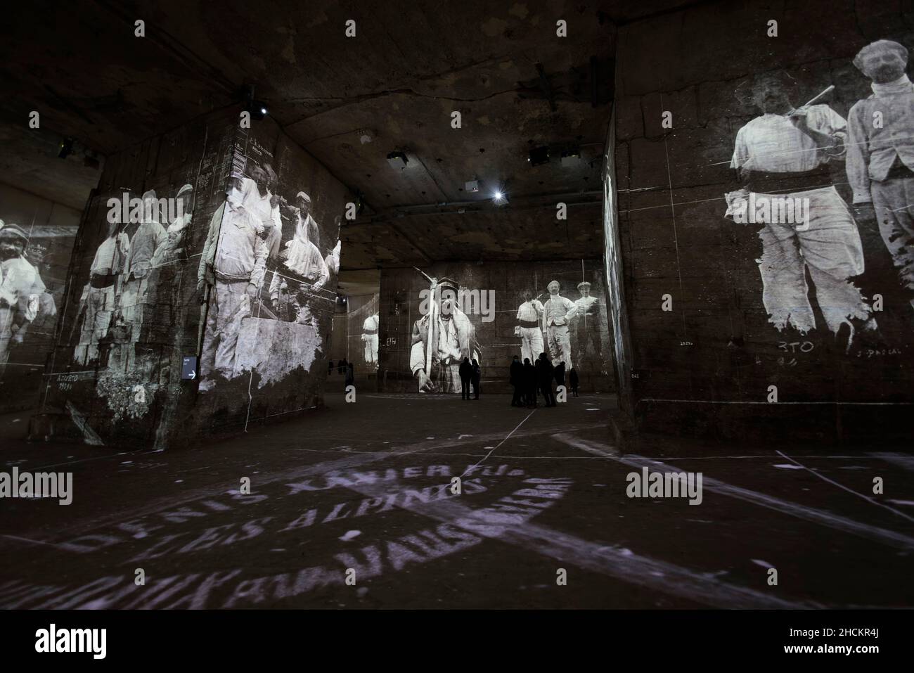 Spectacle lumineux coloré sur Cézanne et Kandinsky dans les Baux-de-Provence, sud de la France Banque D'Images