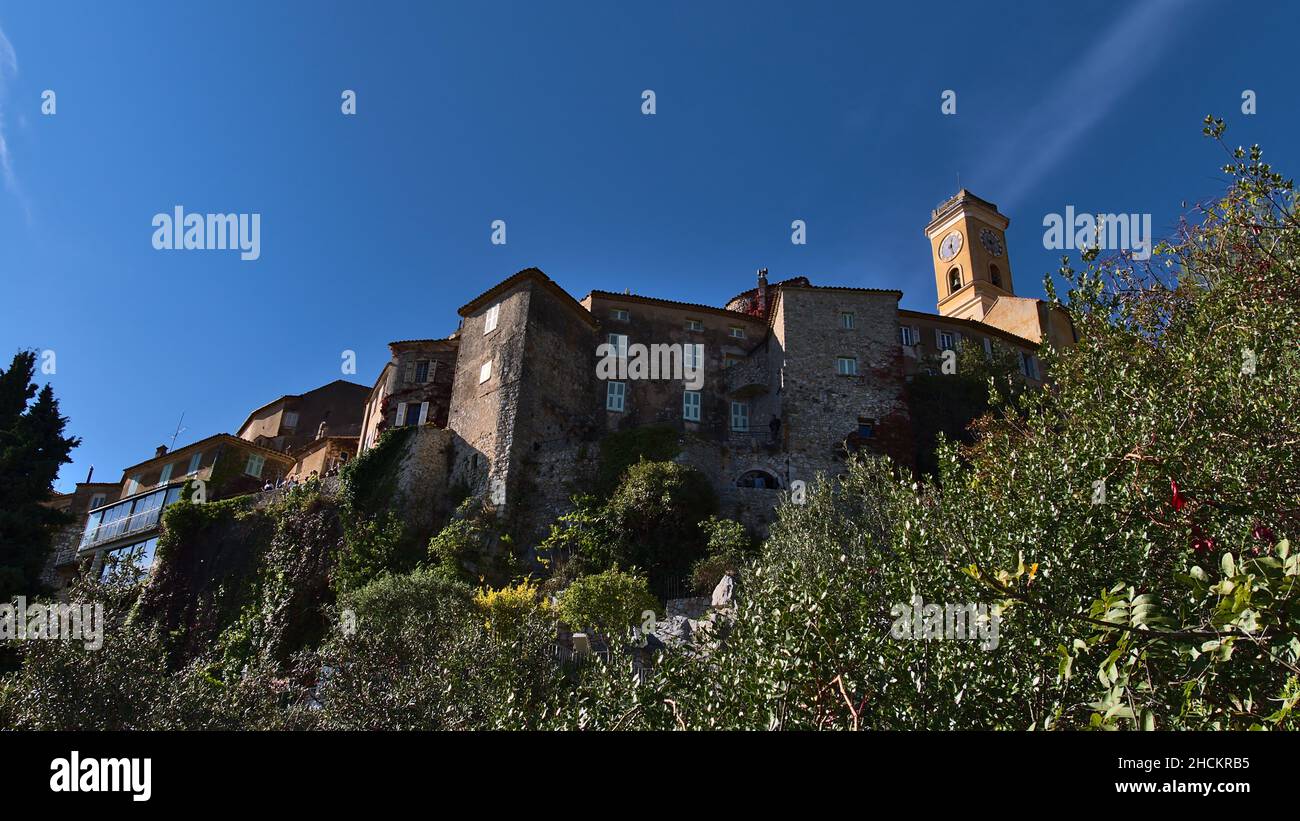 Vue à angle bas du centre historique du petit village d'Eze situé sur un rocher sur la Côte d'Azur, un jour ensoleillé en automne avec église. Banque D'Images