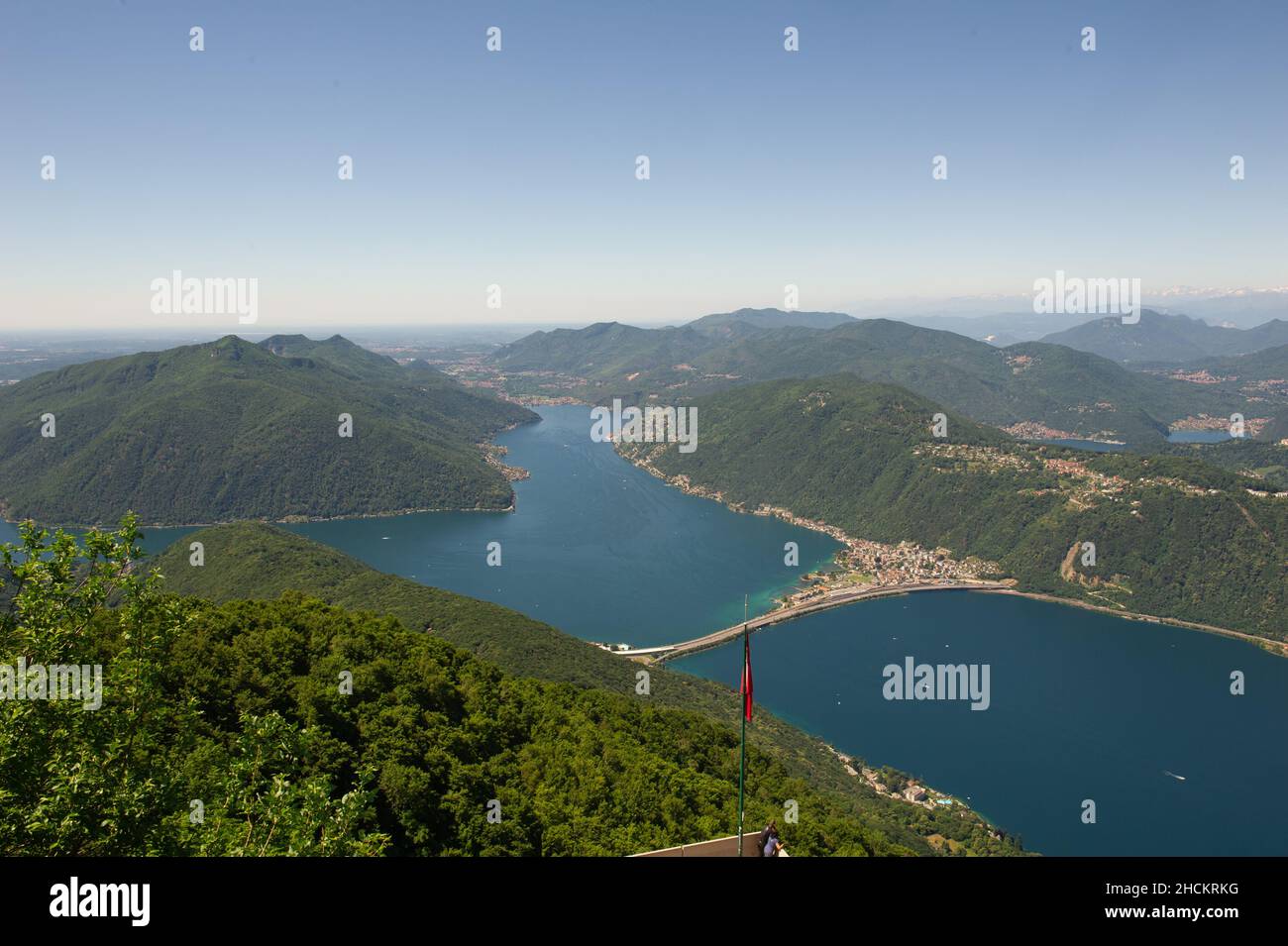 Europe, Italie, Como Lanzo d'Intelvi, Val d'Intelvi, vue de Sighignola (Italie) sur le lac de Lugano (Suisse).En bas à droite Porto Ceresio.Meli Banque D'Images