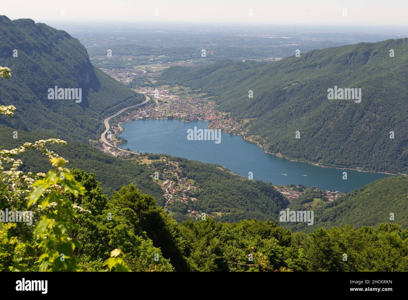 Europe, Italie, Como Lanzo d'Intelvi, Val d'Intelvi, vue de Sighignola (Italie) sur le lac de Lugano (Suisse).En bas à droite Porto Ceresio.Meli Banque D'Images