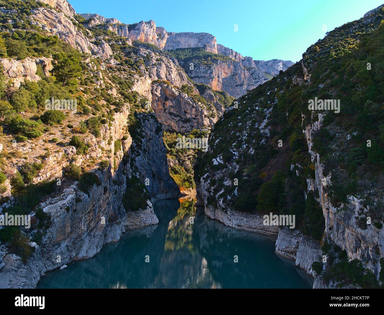 Belle vue sur l'entrée étroite à l'ouest du majestueux canyon gorge du Verdon (Gorges du Verdon) en Provence, France avec roche calcaire robuste. Banque D'Images