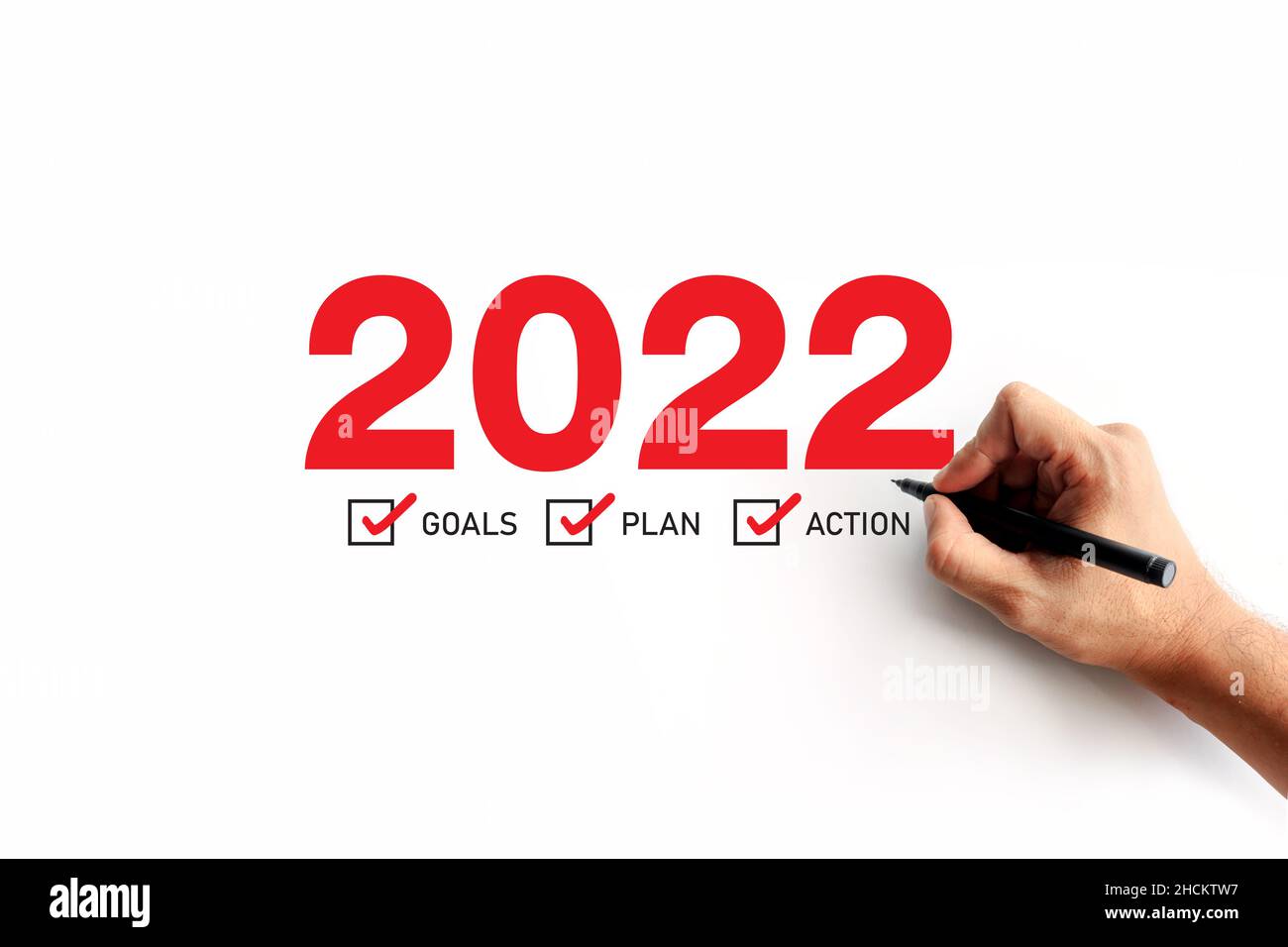 amélioration des affaires et gestion du changement. homme d'affaires dessine une ligne entre avec l'ancienne voie 2021 et la nouvelle voie de l'année 2022. espace pour le texte Banque D'Images