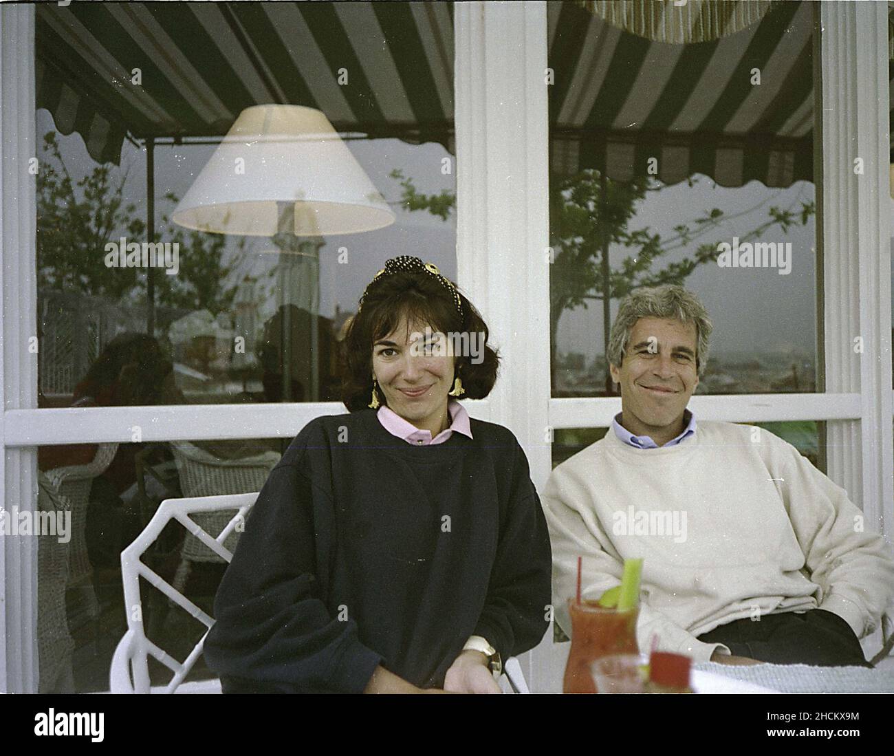 PHOTO DE FICHIER NON DATÉE : JEFFREY EPSTEIN et GHISLAINE MAXWELL assis ensemble.(Image de crédit : © SDNY via ZUMA Press Wire) Banque D'Images