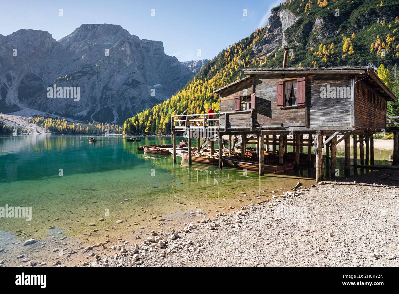 La cabane en bois sur les poteaux avec la location de bateau au lac de Braies en face du mont Seekofel dans les Dolomites, Tyrol du Sud, Italie Banque D'Images