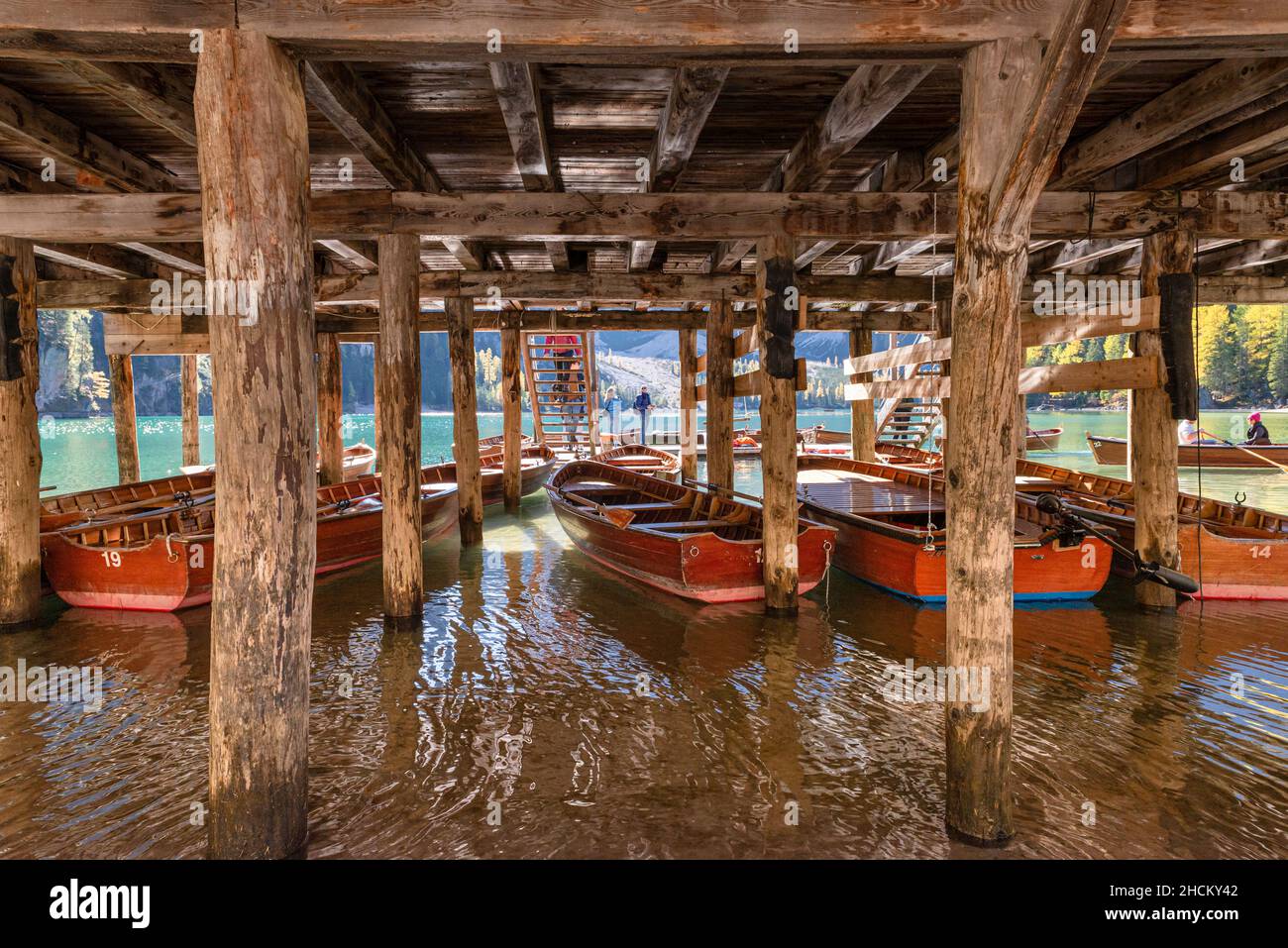 Bateaux à rames sur poteaux en bois sous la hutte en bois avec la jetée de location de bateaux au lac Braies dans les Dolomites, Tyrol du Sud, Italie Banque D'Images