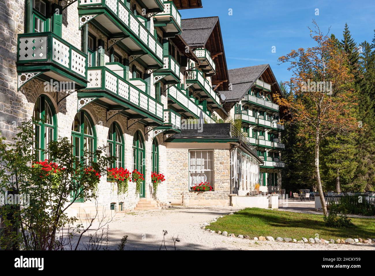 Façade sud avec balcons de l'hôtel Lake Braies dans les Dolomites, Tyrol du Sud, Italie Banque D'Images