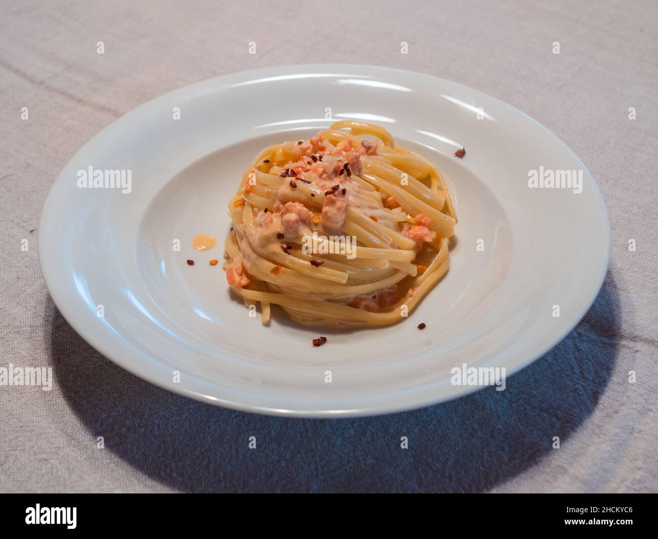 Saumon Linguini ou pâtes al Salmone con Panna avec piment Peperoncini et sauce à la crème Banque D'Images