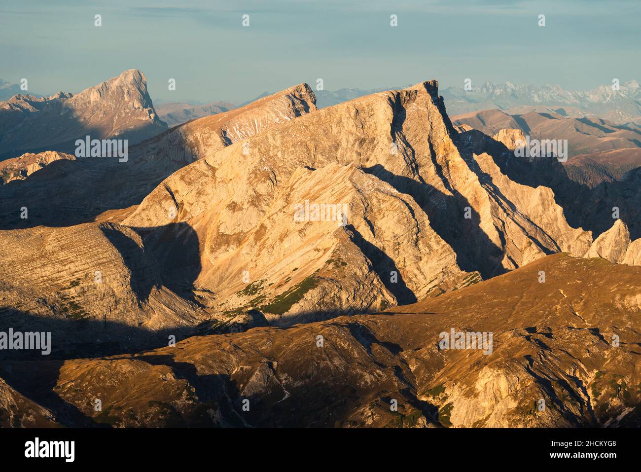 Panorama des montagnes Fanes-Sennes-Braies avec la Crode del Becco, Sella di Sennes sous le soleil du matin, Dolomites, Tyrol du Sud, Italie Banque D'Images