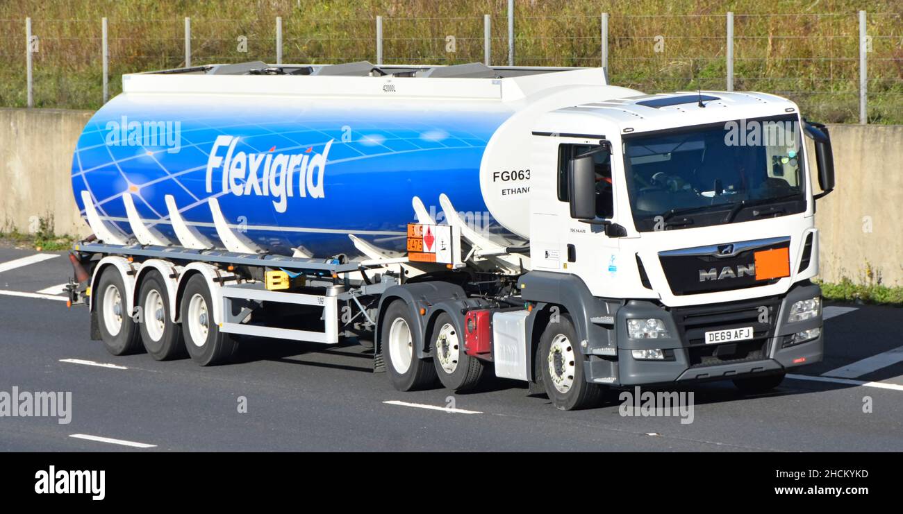 Flexigrid une marque de GreEnergy International distribution de carburant chaîne de livraison une remorque de camion-citerne avec camion blanc sur la route britannique Banque D'Images