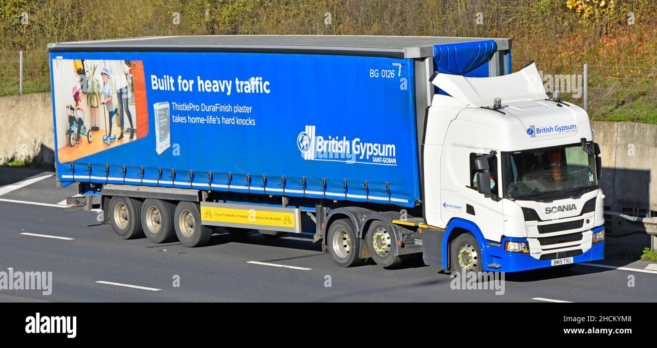 British Gypsum Saint-Gobain placoplâtre revêtement sec entreprise côté et vue frontale chaîne d'approvisionnement camion camion et remorque transport avec publicité de marque Royaume-Uni Banque D'Images