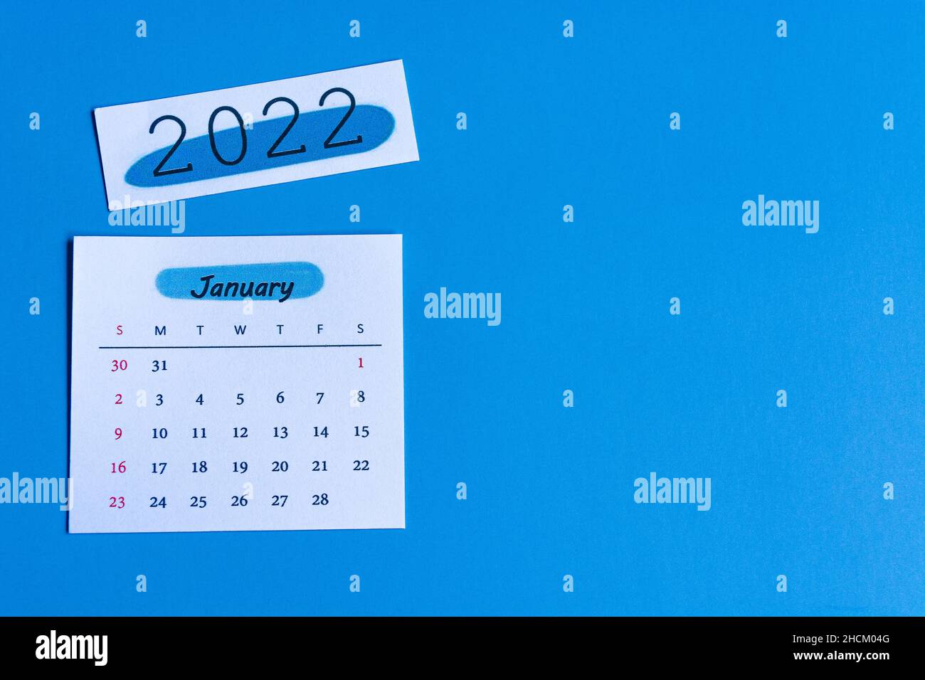Calendrier blanc du 2022 janvier sur fond bleu.Concept de la nouvelle année 2020 Banque D'Images