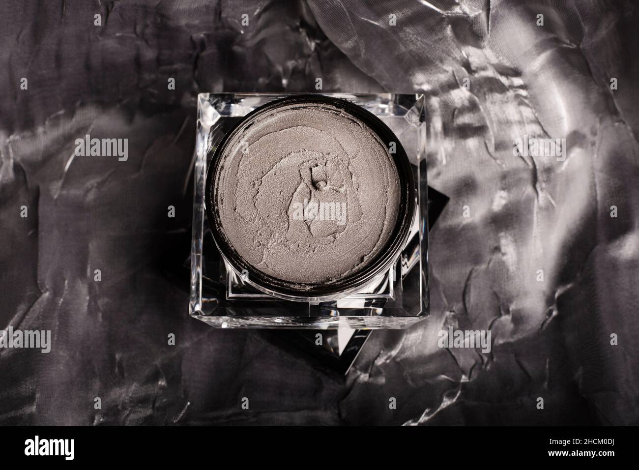 Masque magnétique noir avec un morceau d'aimant noir dans le bol Banque D'Images