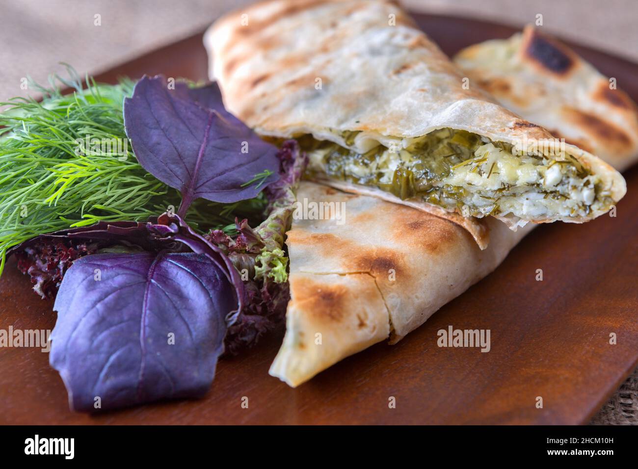 Laver avec du fromage et des herbes sur une planche Banque D'Images