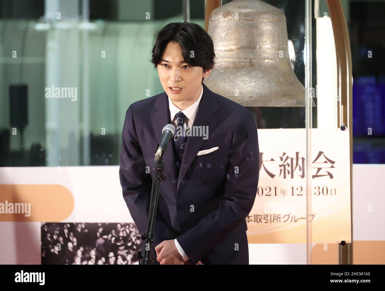 Tokyo, Japon.30th décembre 2021.L'acteur japonais Ryo Yoshizawa prononce un discours après le dernier jour de négociation de l'année à la Bourse de Tokyo (TSE) à Tokyo le jeudi 30 décembre 2021.Le cours des actions japonaises a clôturé à 28 791,71 yens à l'est, la fin d'année la plus élevée depuis 1989 en raison de la pandémie du nouveau coronavirus.Credit: Yoshio Tsunoda/AFLO/Alay Live News Banque D'Images