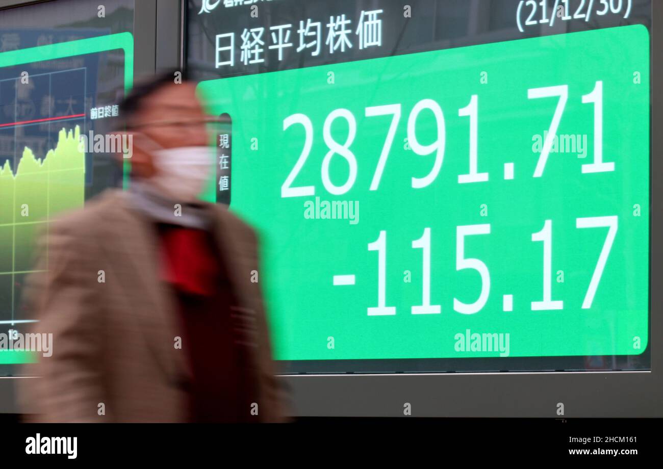 Tokyo, Japon.30th décembre 2021.Un piéton passe devant l'affichage du cours des actions à Tokyo le jeudi 30 décembre 2021.Le cours des actions japonaises a clôturé à 28 791,71 yens à la Bourse de Tokyo, la plus haute fin d'année depuis 1989 en raison de la pandémie du nouveau coronavirus.Credit: Yoshio Tsunoda/AFLO/Alay Live News Banque D'Images