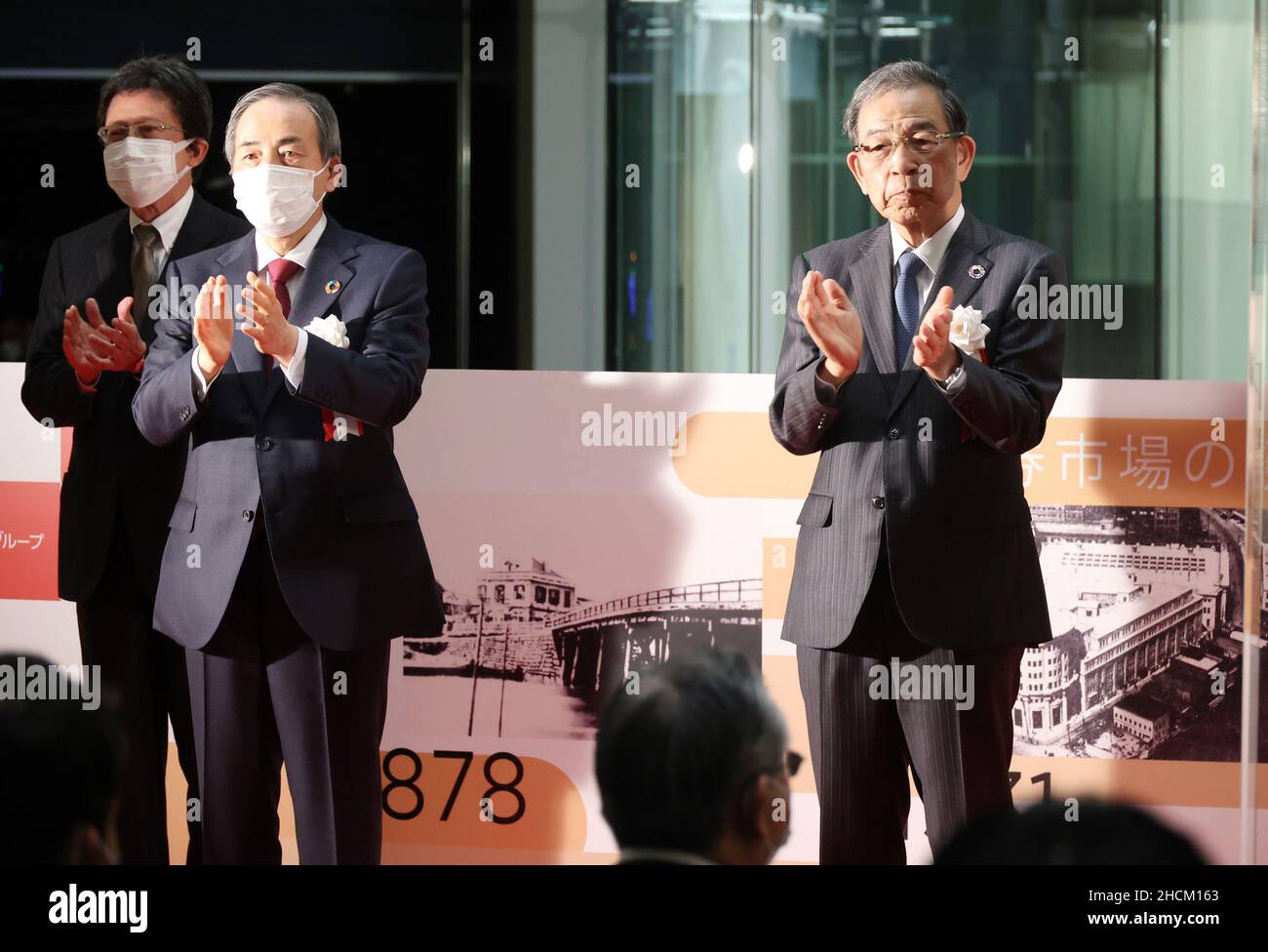 Tokyo, Japon.30th décembre 2021.Akira Kiyota (R), PDG du Groupe Japan Exchange, et les cadres du Groupe se sont mis à la main après le dernier jour de négociation de l'année à la Bourse de Tokyo (TSE) à Tokyo le jeudi 30 décembre 2021.Le cours des actions japonaises a clôturé à 28 791,71 yens à l'est, la fin d'année la plus élevée depuis 1989 en raison de la pandémie du nouveau coronavirus.Credit: Yoshio Tsunoda/AFLO/Alay Live News Banque D'Images