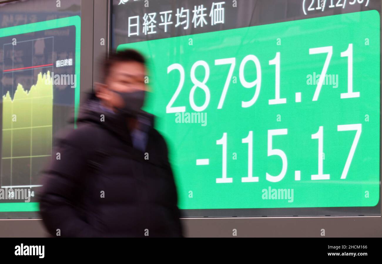 Tokyo, Japon.30th décembre 2021.Un piéton passe devant l'affichage du cours des actions à Tokyo le jeudi 30 décembre 2021.Le cours des actions japonaises a clôturé à 28 791,71 yens à la Bourse de Tokyo, la plus haute fin d'année depuis 1989 en raison de la pandémie du nouveau coronavirus.Credit: Yoshio Tsunoda/AFLO/Alay Live News Banque D'Images