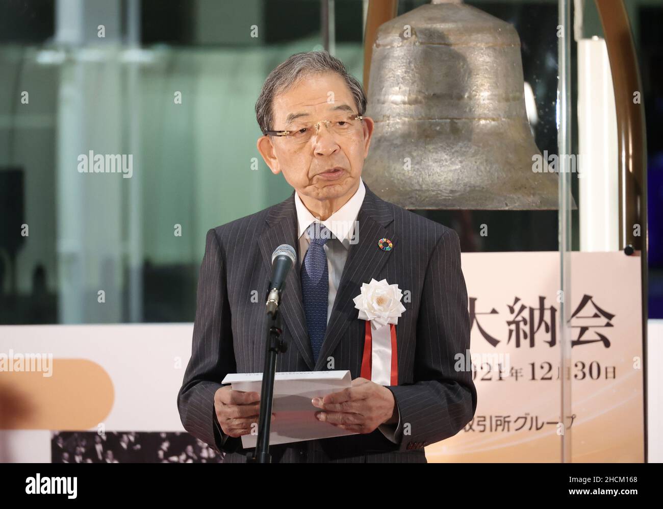 Tokyo, Japon.30th décembre 2021.Akira Kiyota, PDG du Groupe Japan Exchange, prononce un discours après le dernier jour de négociation de l'année à la Bourse de Tokyo (TSE), le jeudi 30 décembre 2021.Le cours des actions japonaises a clôturé à 28 791,71 yens à l'est, la fin d'année la plus élevée depuis 1989 en raison de la pandémie du nouveau coronavirus.Credit: Yoshio Tsunoda/AFLO/Alay Live News Banque D'Images