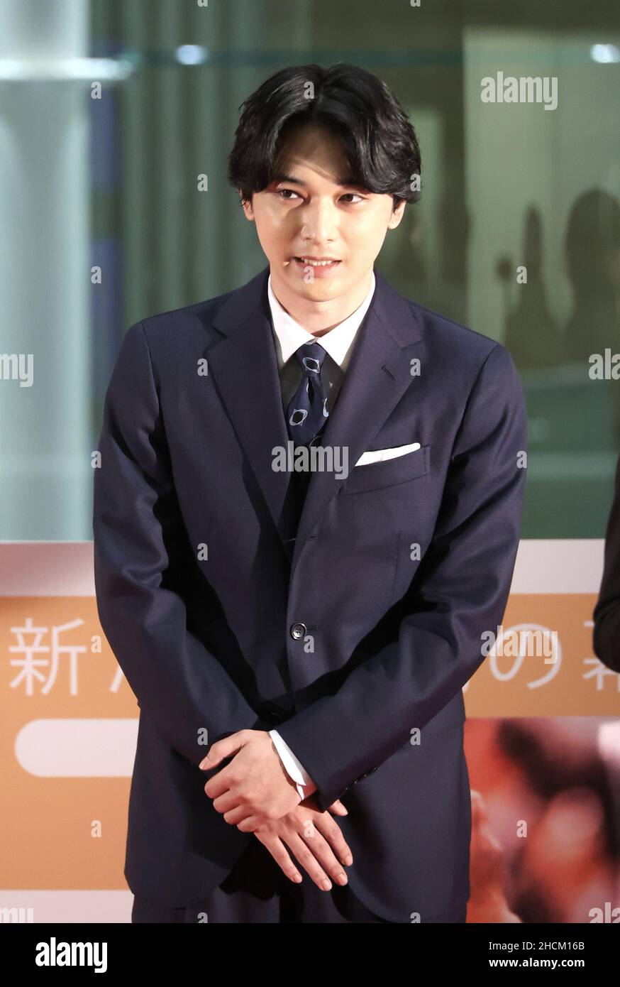 Tokyo, Japon.30th décembre 2021.L'acteur japonais Ryo Yoshizawa assiste à une cérémonie après le dernier jour de négociation de l'année à la Bourse de Tokyo (TSE) à Tokyo le jeudi 30 décembre 2021.Le cours des actions japonaises a clôturé à 28 791,71 yens à l'est, la fin d'année la plus élevée depuis 1989 en raison de la pandémie du nouveau coronavirus.Credit: Yoshio Tsunoda/AFLO/Alay Live News Banque D'Images